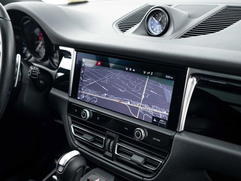 Certified 2024 Porsche Macan AWD/4WD image 16