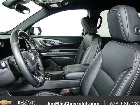 Used 2025 Chevrolet Traverse LT image 5