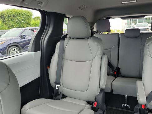 Used 2026 Toyota Sienna XLE FWD image 20