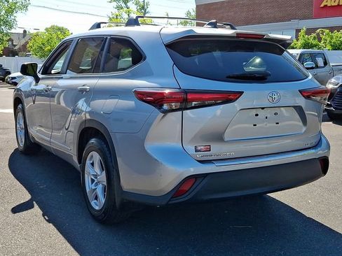 Used 2023 Toyota Highlander LE AWD/4WD image 4