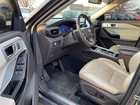 Used 2022 Ford Explorer Platinum w/ Equipment Group 601A image 4