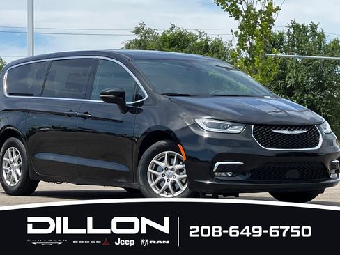 Used 2025 Chrysler Pacifica Select FWD image 2