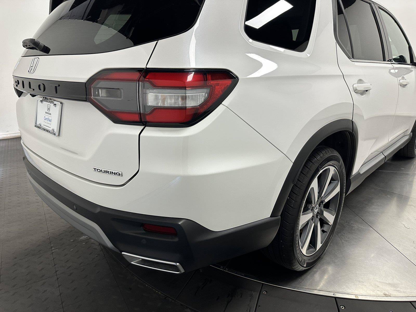 Used 2025 Honda Pilot Touring image 14