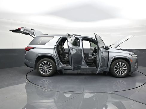 Used 2023 Chevrolet Traverse Premier FWD image 29