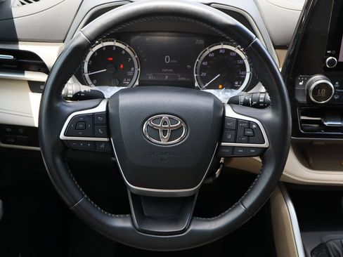 Used 2023 Toyota Highlander XLE FWD image 13