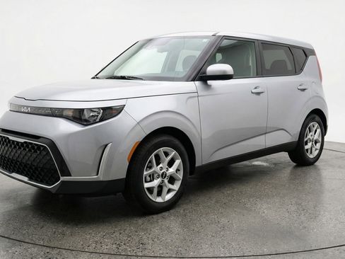 Used 2025 Kia Soul LX w/ LX Technology Package image 3