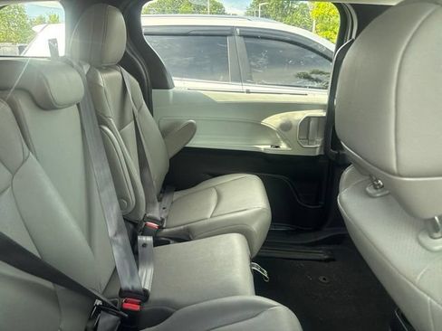 Used 2025 Toyota Sienna XLE FWD image 5