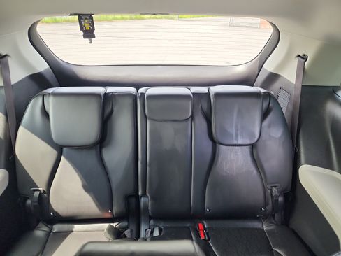 Used 2024 Kia Carnival EX FWD image 25