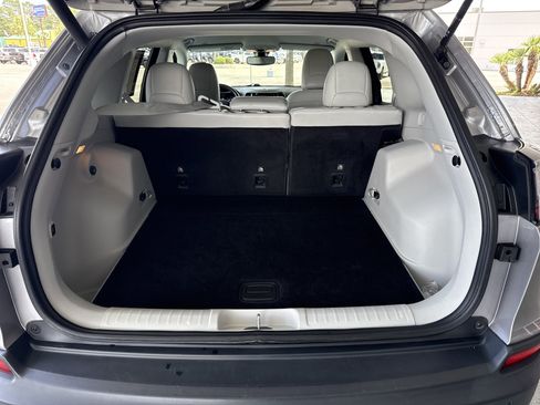 Used 2019 Jeep Cherokee Limited FWD image 29