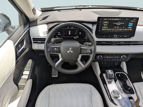 Used 2025 Mitsubishi Outlander AWD image 15