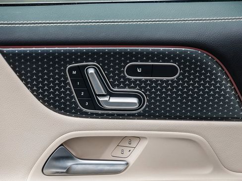 Certified 2025 Mercedes-Benz GLB 250 4MATIC image 21