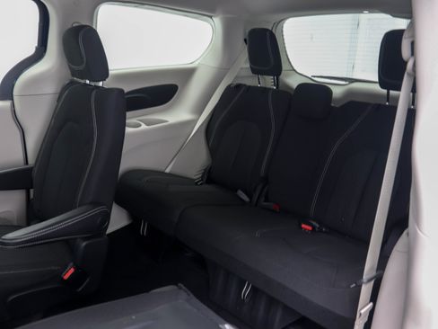 Used 2020 Chrysler Voyager LX image 19