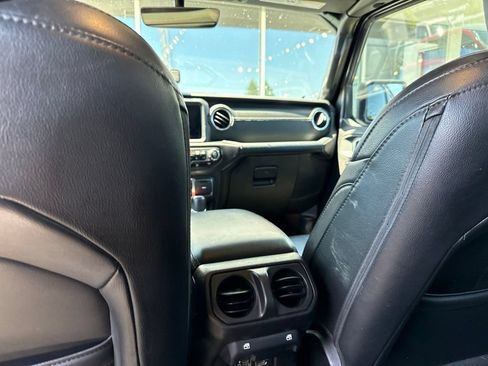 Used 2019 Jeep Wrangler Unlimited Sahara AWD/4WD image 17