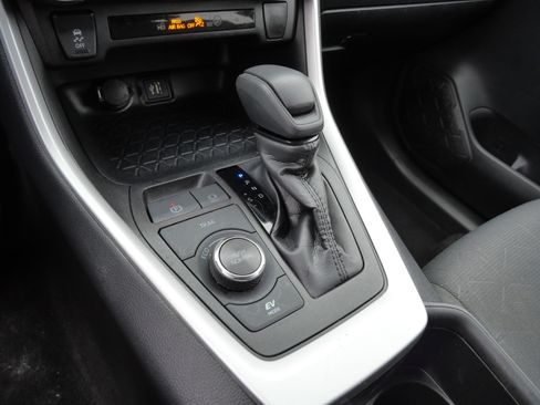 Certified 2025 Toyota RAV4 XLE image 25