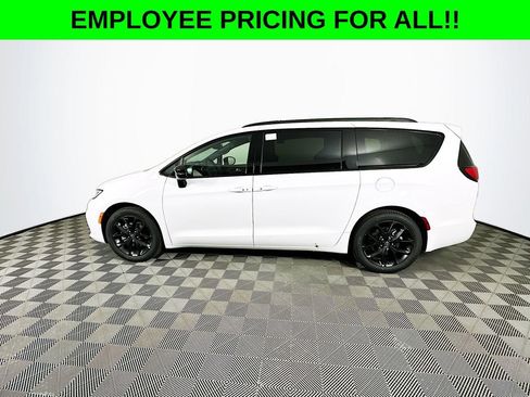 New 2026 Chrysler Pacifica Limited w/ Uconnect Theater Family Group image 5