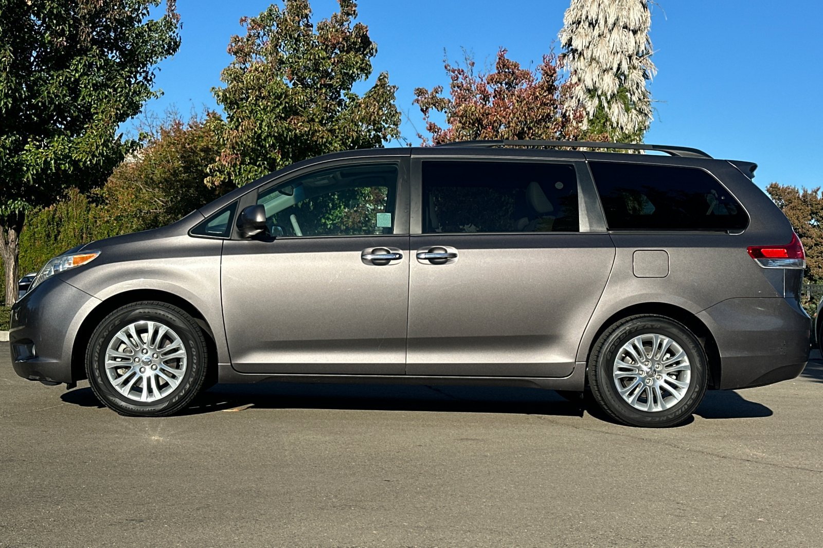 Used 2013 Toyota Sienna XLE w/ Premium Pkg FWD image 7