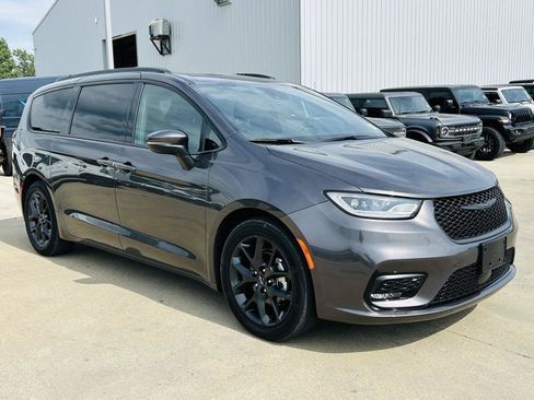 Used 2023 Chrysler Pacifica Touring-L w/ S Appearance Package FWD image 2