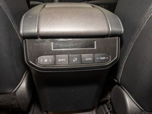 Used 2022 Toyota Highlander XLE image 8