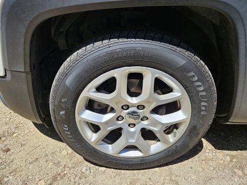 Used 2018 Jeep Renegade Latitude FWD image 7