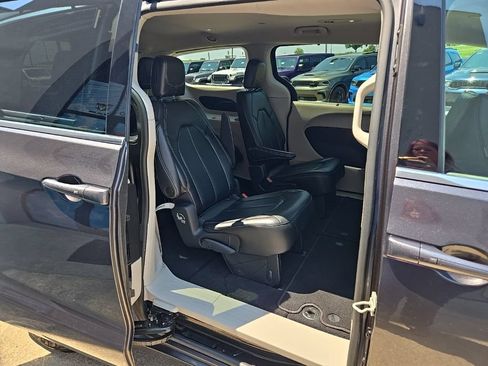 Used 2023 Chrysler Pacifica Touring-L FWD image 71
