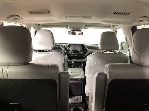 Used 2022 Toyota Highlander XLE AWD/4WD image 23