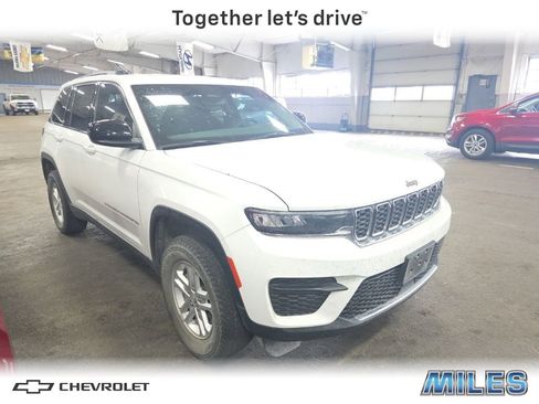 Used 2023 Jeep Grand Cherokee Laredo w/ Luxury Tech Group I RWD image 1
