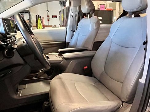 Used 2021 Toyota Sienna XLE image 14