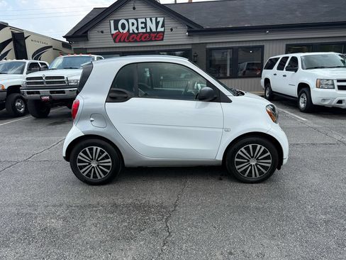 Used 2016 smart fortwo pure RWD image 2