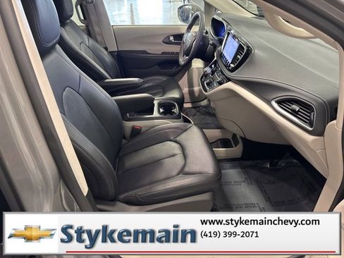 Used 2022 Chrysler Pacifica Touring-L image 20