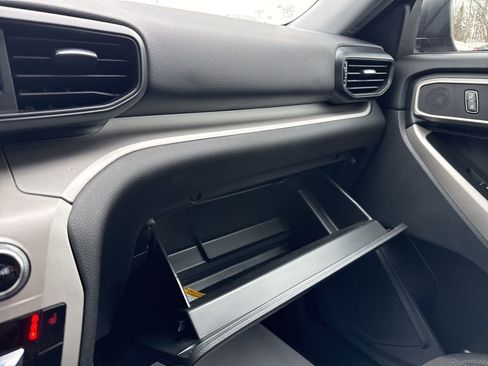 Used 2023 Ford Explorer XLT image 24