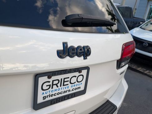 Used 2019 Jeep Grand Cherokee Laredo AWD/4WD image 16