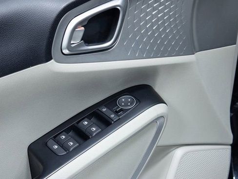 Used 2023 Kia Soul LX w/ LX Technology Package image 11