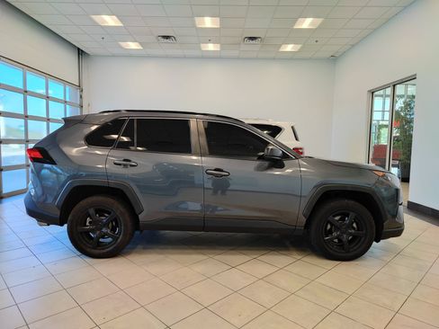 Used 2021 Toyota RAV4 LE FWD image 2