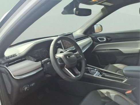 Used 2024 Jeep Compass Limited image 11