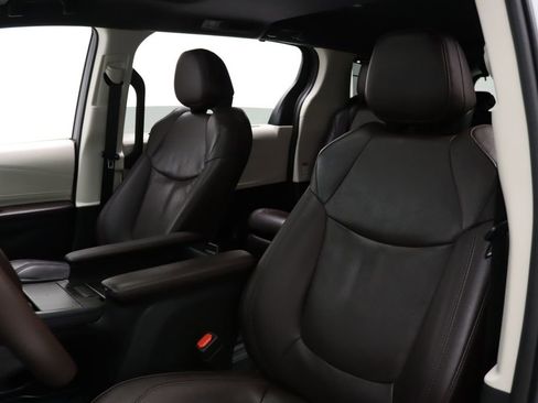 Certified 2021 Toyota Sienna Platinum image 13