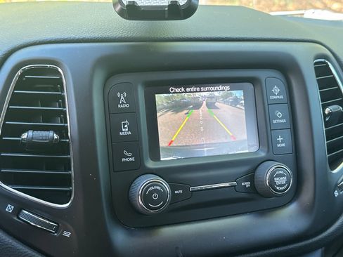 Used 2018 Jeep Compass Latitude w/ Cold Weather Group AWD/4WD image 28