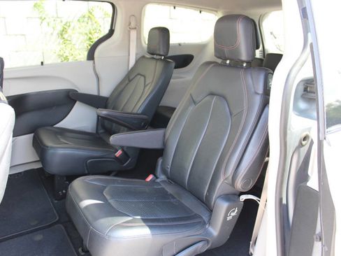 Used 2018 Chrysler Pacifica Touring-L Plus image 25