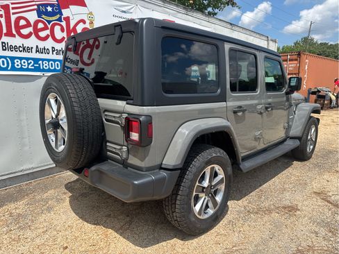 Used 2022 Jeep Wrangler Unlimited Sahara AWD/4WD image 3
