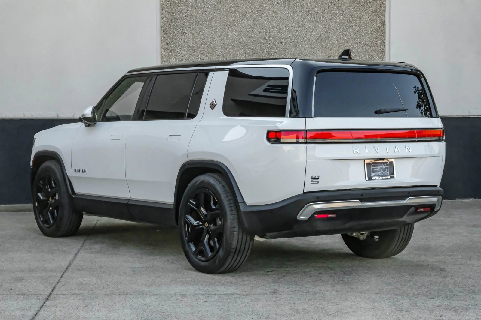 Used 2024 Rivian R1S Adventure Dual AWD/4WD image 16