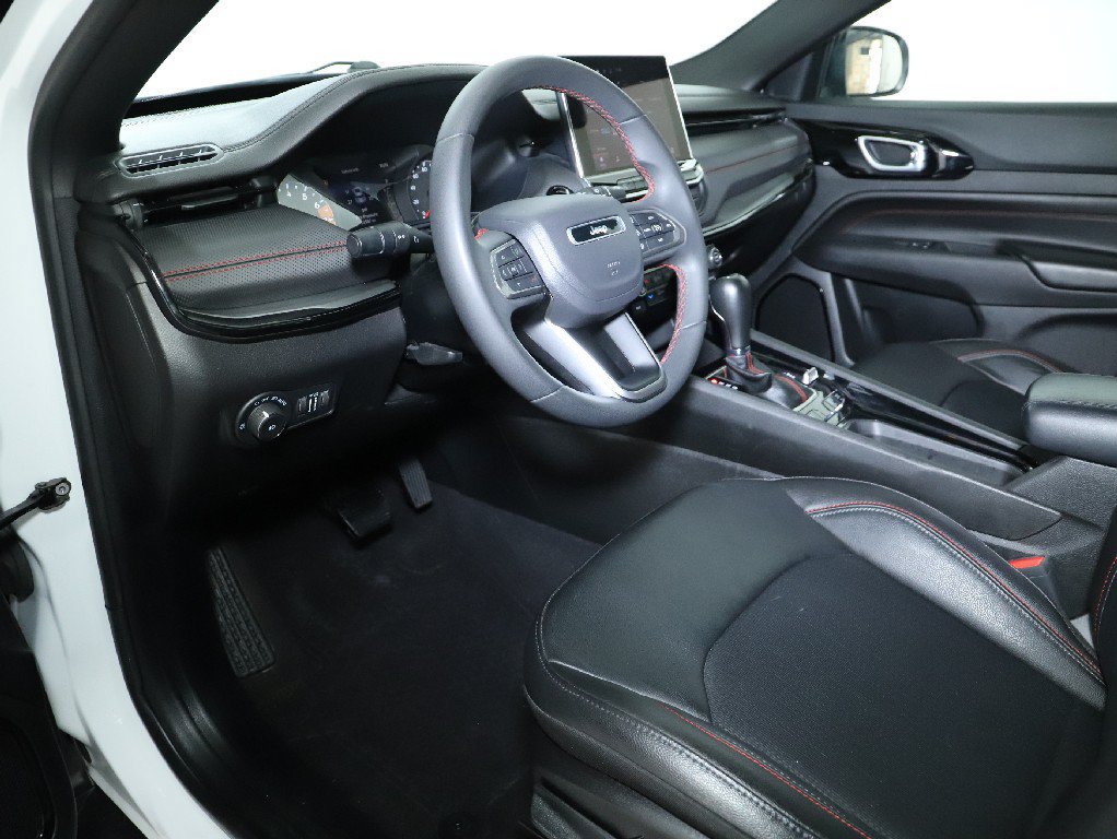 Used 2025 Jeep Compass Trailhawk AWD/4WD image 17