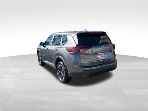 Used 2024 Nissan Rogue SV image 3