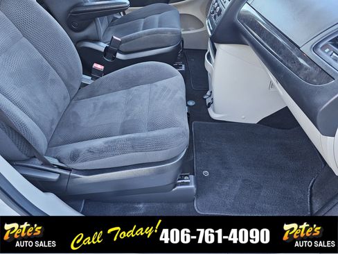 Used 2018 Dodge Grand Caravan SE w/ UConnect Hands-Free Group image 18