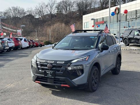 Used 2025 Nissan Rogue SV image 2