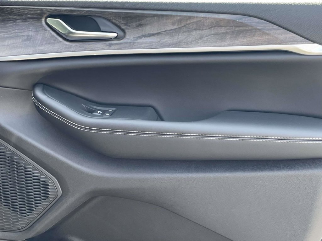 New 2027 Jeep Grand Cherokee Altitude RWD image 18