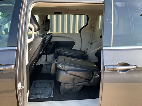 Used 2020 Chrysler Pacifica Touring-L Plus image 16