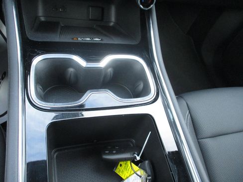 Used 2025 Chevrolet Traverse LT image 18