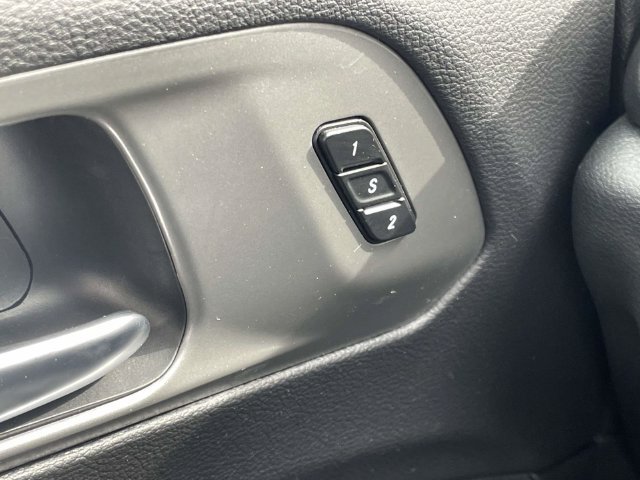 Used 2025 Chrysler Pacifica Select FWD image 25