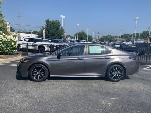 Used 2023 Toyota Camry SE FWD image 5