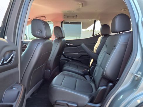 Used 2023 GMC Acadia SLT w/ LPO, Floor Liner Package FWD image 27