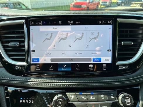 New 2025 Chrysler Pacifica Select image 24